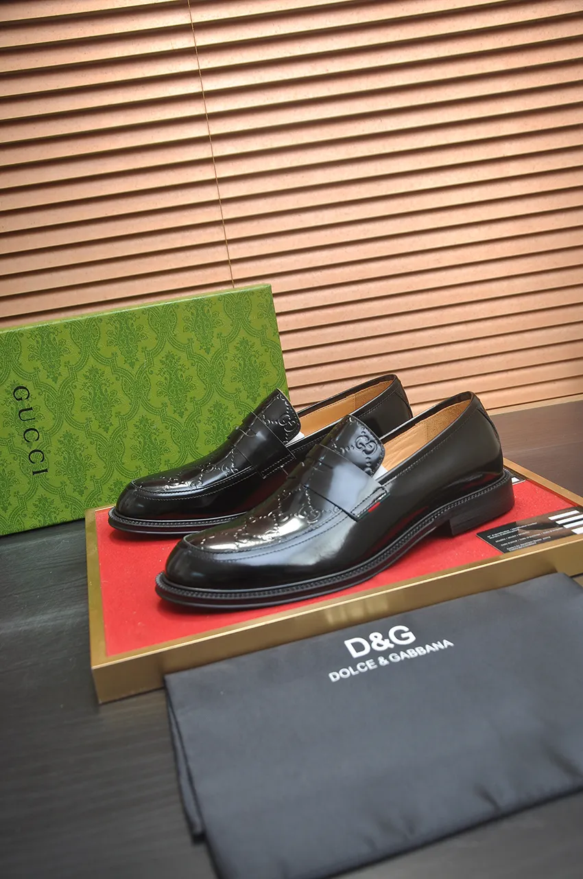 Men's shoes💰500💶Italy's top luxury men's shoe giant (GUCCI) (Gucci) (full cowhide lining) new arrival🍃Original European style🔰 Pleasant to the eye😍In order to make the shoes more durable and non-deformable🌀The production continues to follow traditional methods but there is still no lack of innovation💪Choose original sheepskin for the leather♻️ Smooth and natural And extra bright ⭐Made of imported cowhide, the first choice of rich people 38-45 (45 customized)